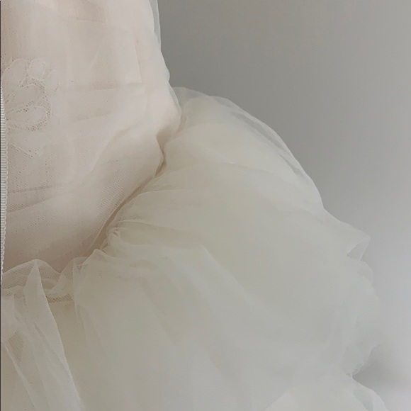 VERA WANG WEDDING DRESS -ADDITIONAL PHOTOS - Picture 6 of 7